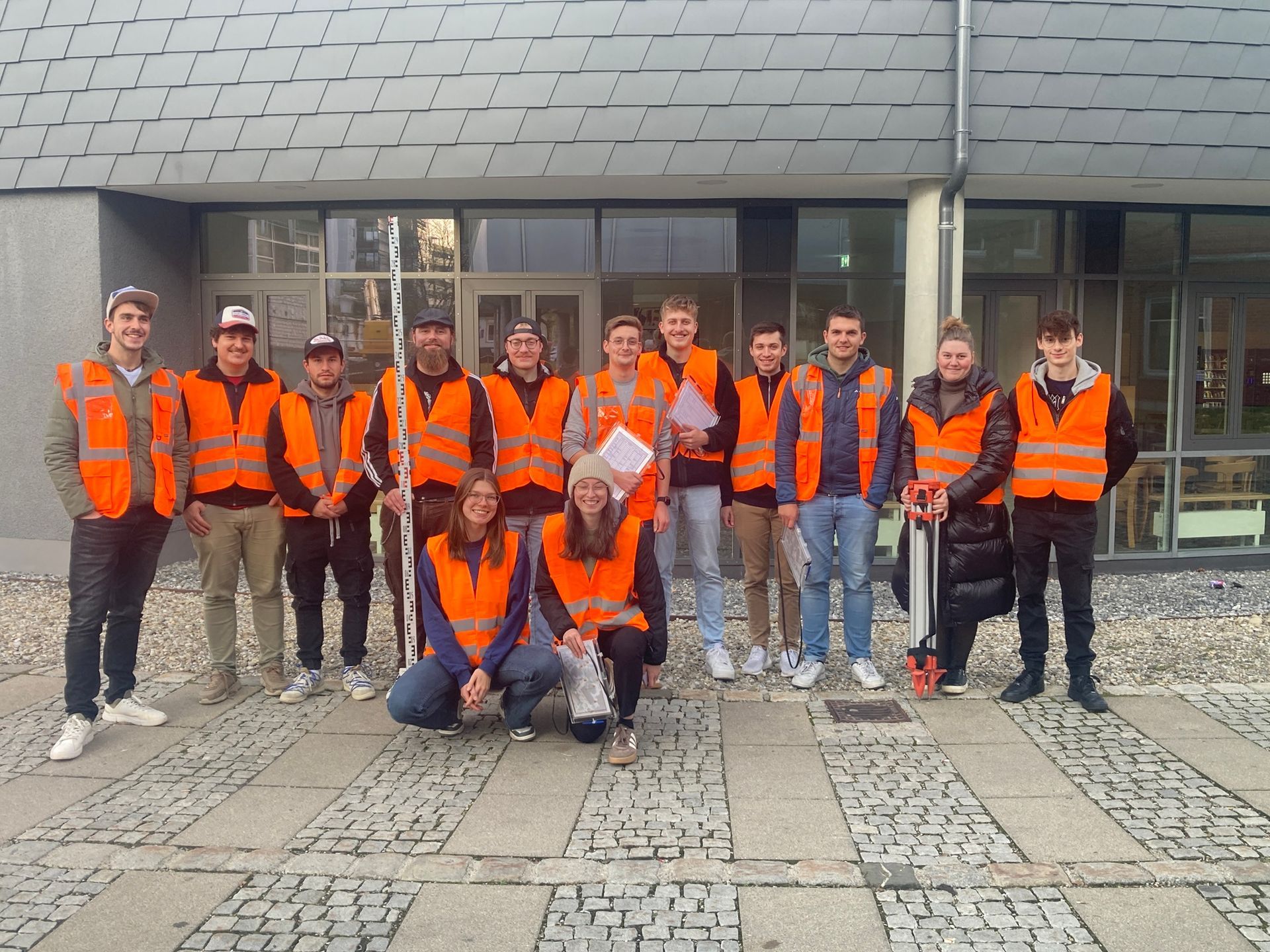 Ein Bauarbeiter trägt auf einer Baustelle Ohrenschützer und einen Schutzhelm.