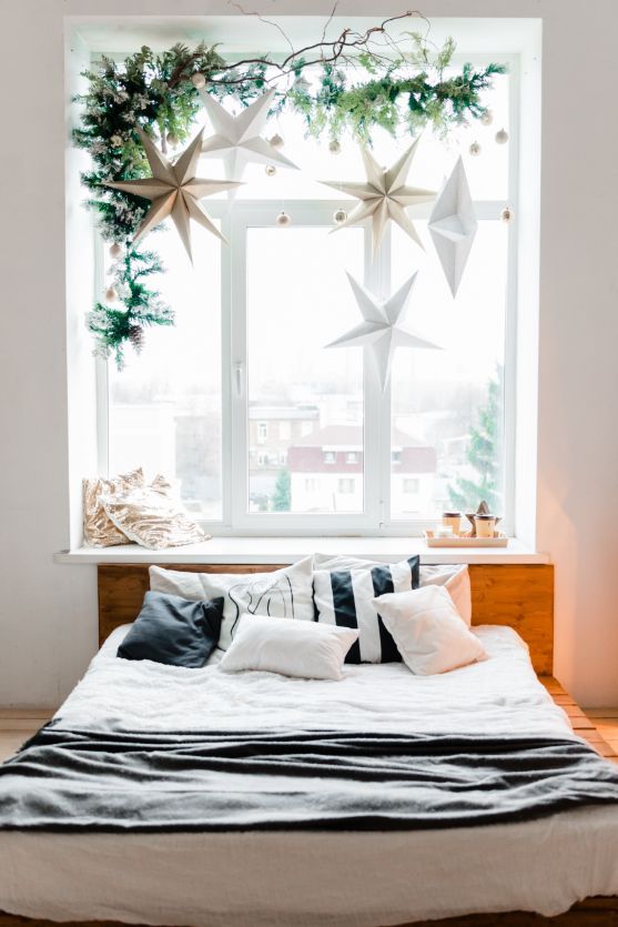 10 Tips for Christmas Window Decorations: snowflakes and natural greenery.
