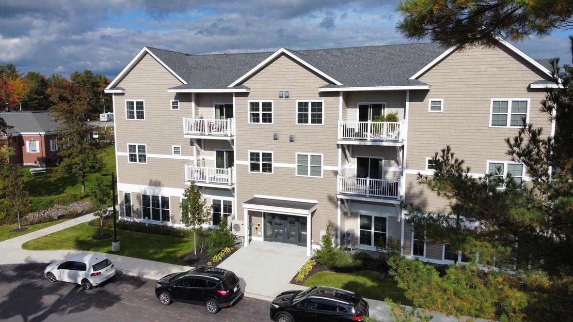 Oak Hill plaza building exterior