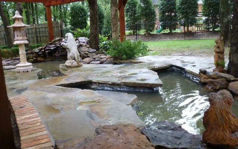 A pond with a statue in the middle of it