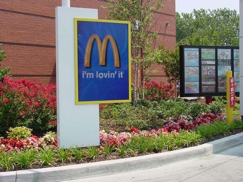 A mcdonald 's sign that says i 'm lovin ' it