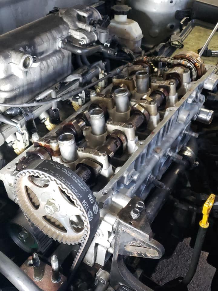 A close up of a car engine with a belt on it.