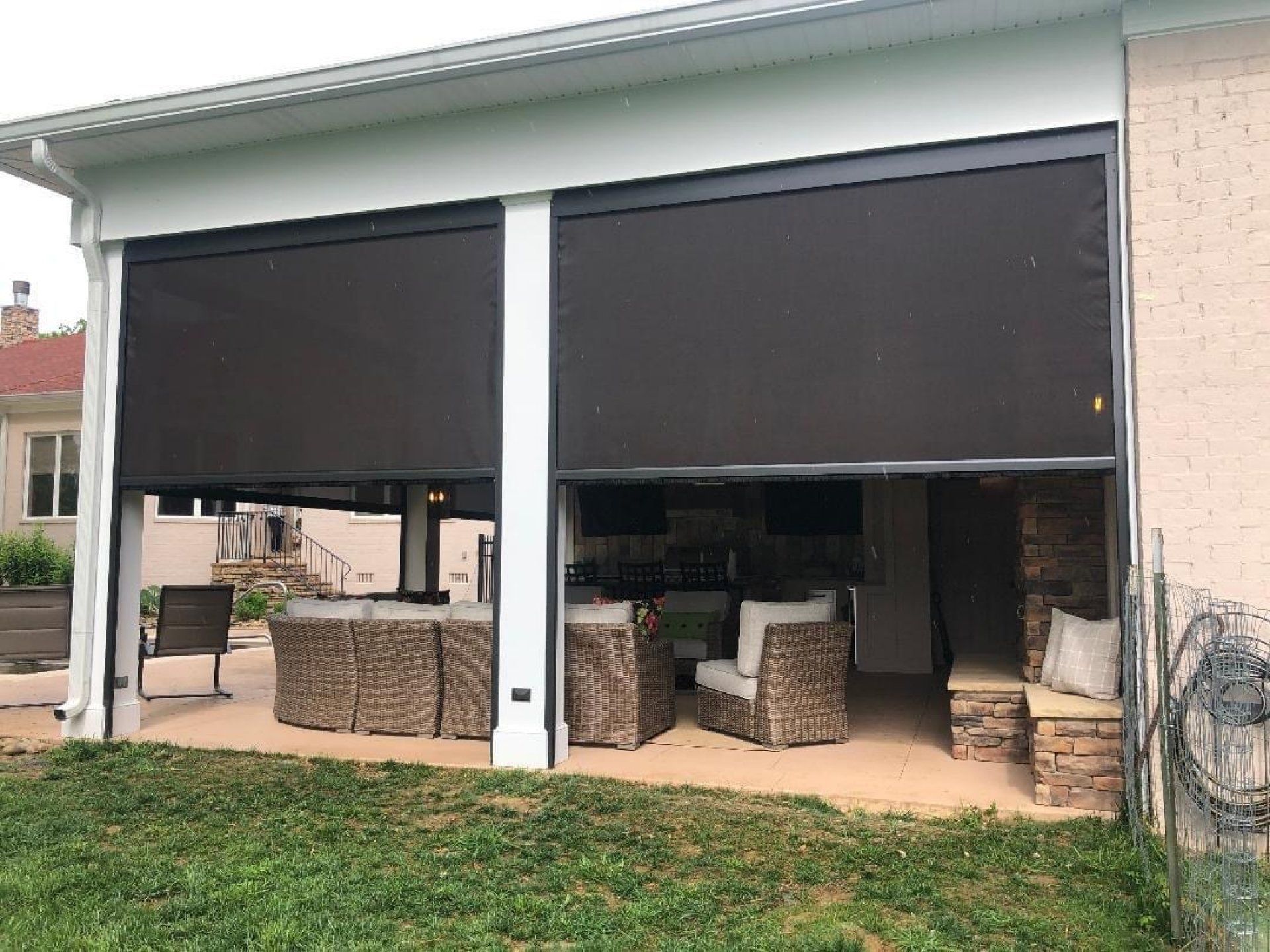 A patio with a lot of furniture and a screened in porch.
