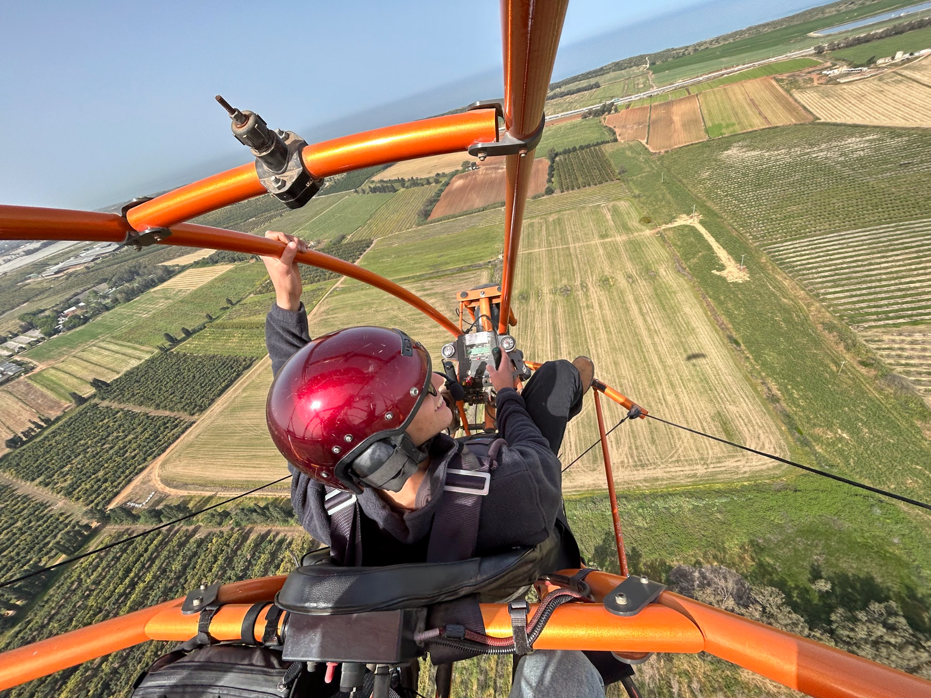 טרקטורון מעופף מעל שדות ירוקים בשרון