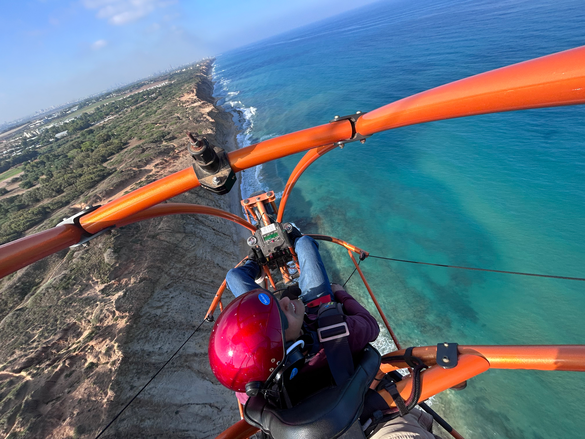 טרקטורון מעופף מעל נופי השרון