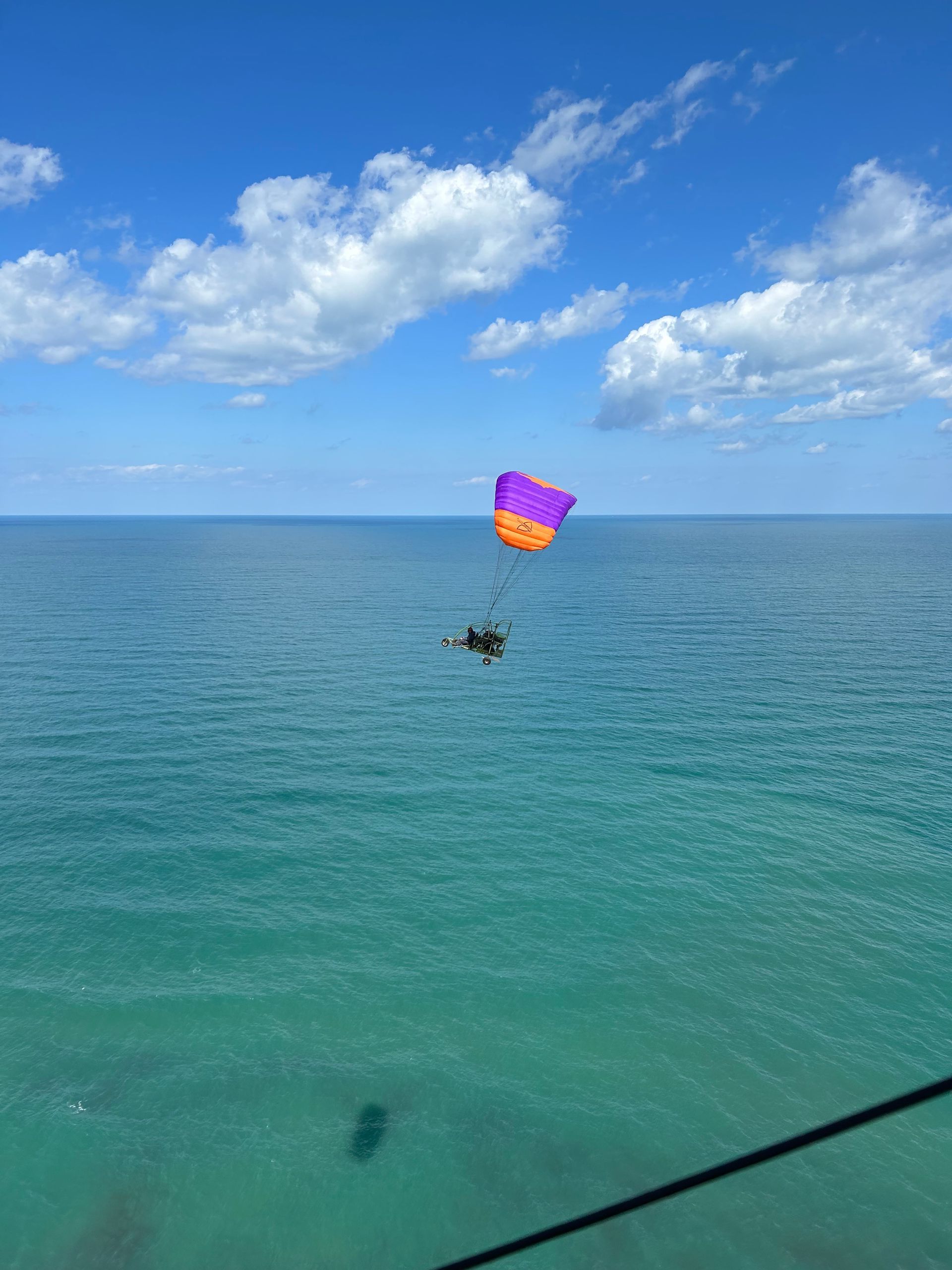 טרקטורון מעופף מעל חוף הים