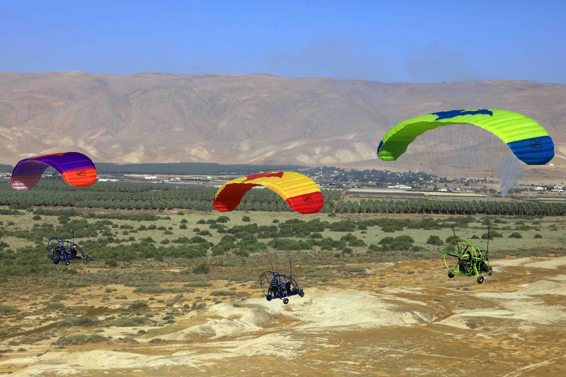 הטסת טרקטרונים מעופפים מעל השדות הירוקים בשרון