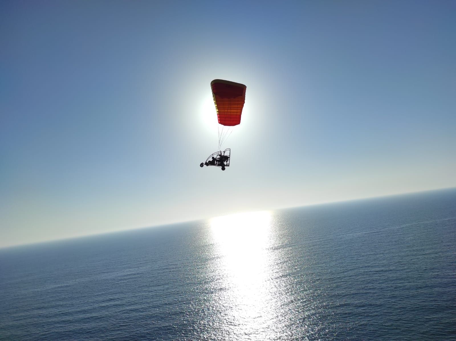 טרקטורון מעופף מעל חוף הים