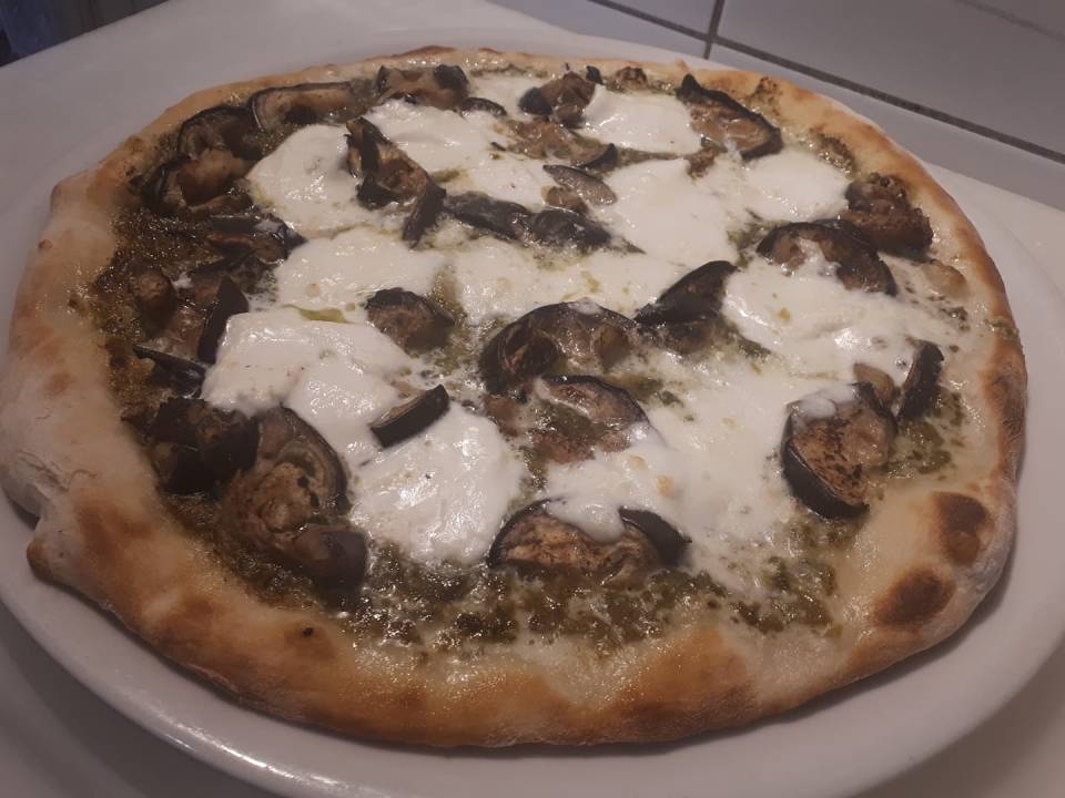 Pizza pesto e mozzarella