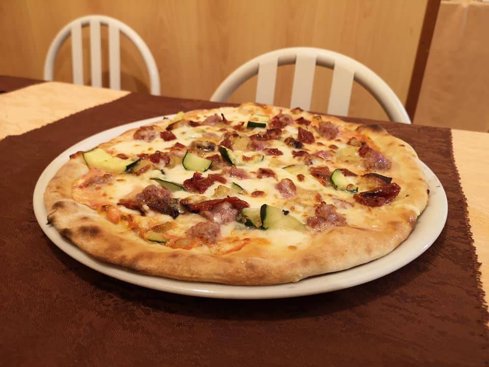 piatto con pizza con cornicione