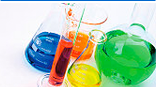 contenitori in vetro con liquidi colorati