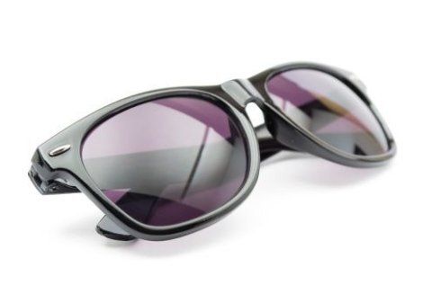 degli occhiali da sole con lenti viola