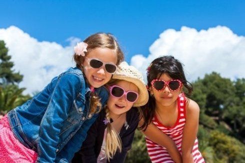 tre bambine con degli occhiali da sole