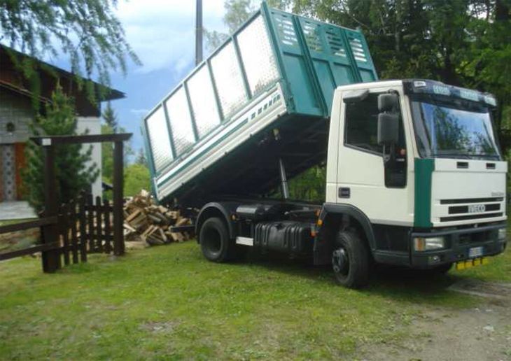 Camioncino consegna legna