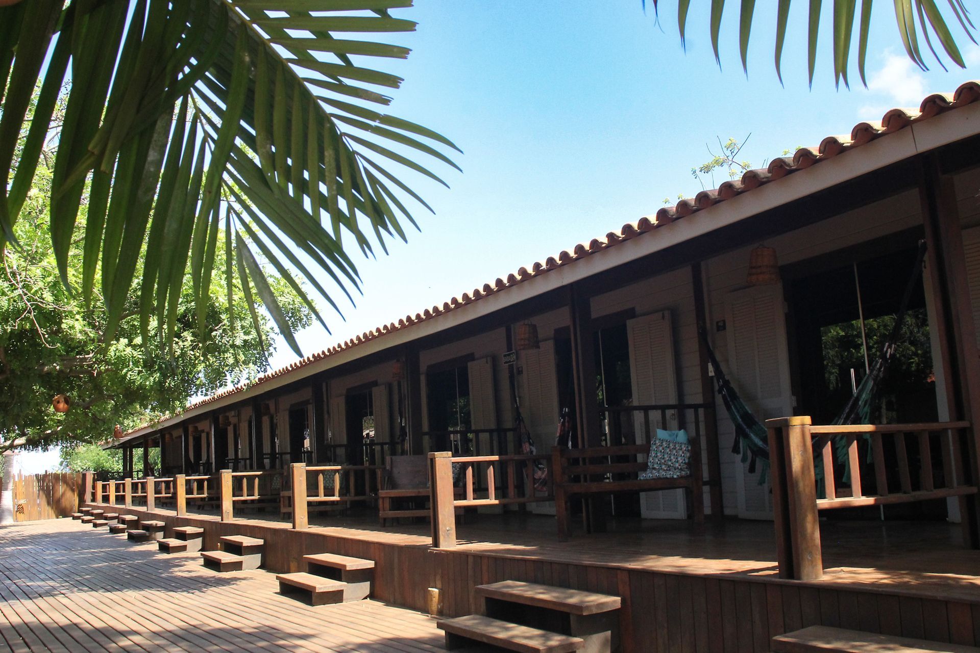 Uma fileira de casas com um deck de madeira e escadas