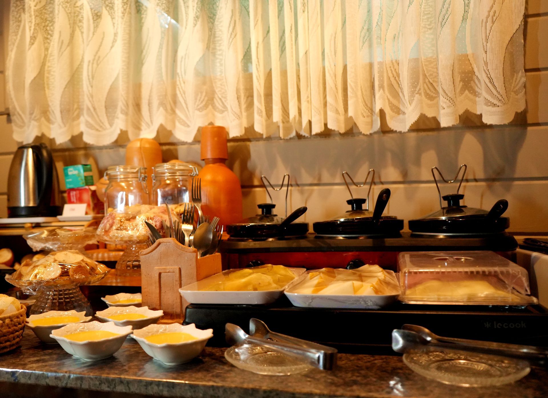 Uma mesa de bufê com muita comida