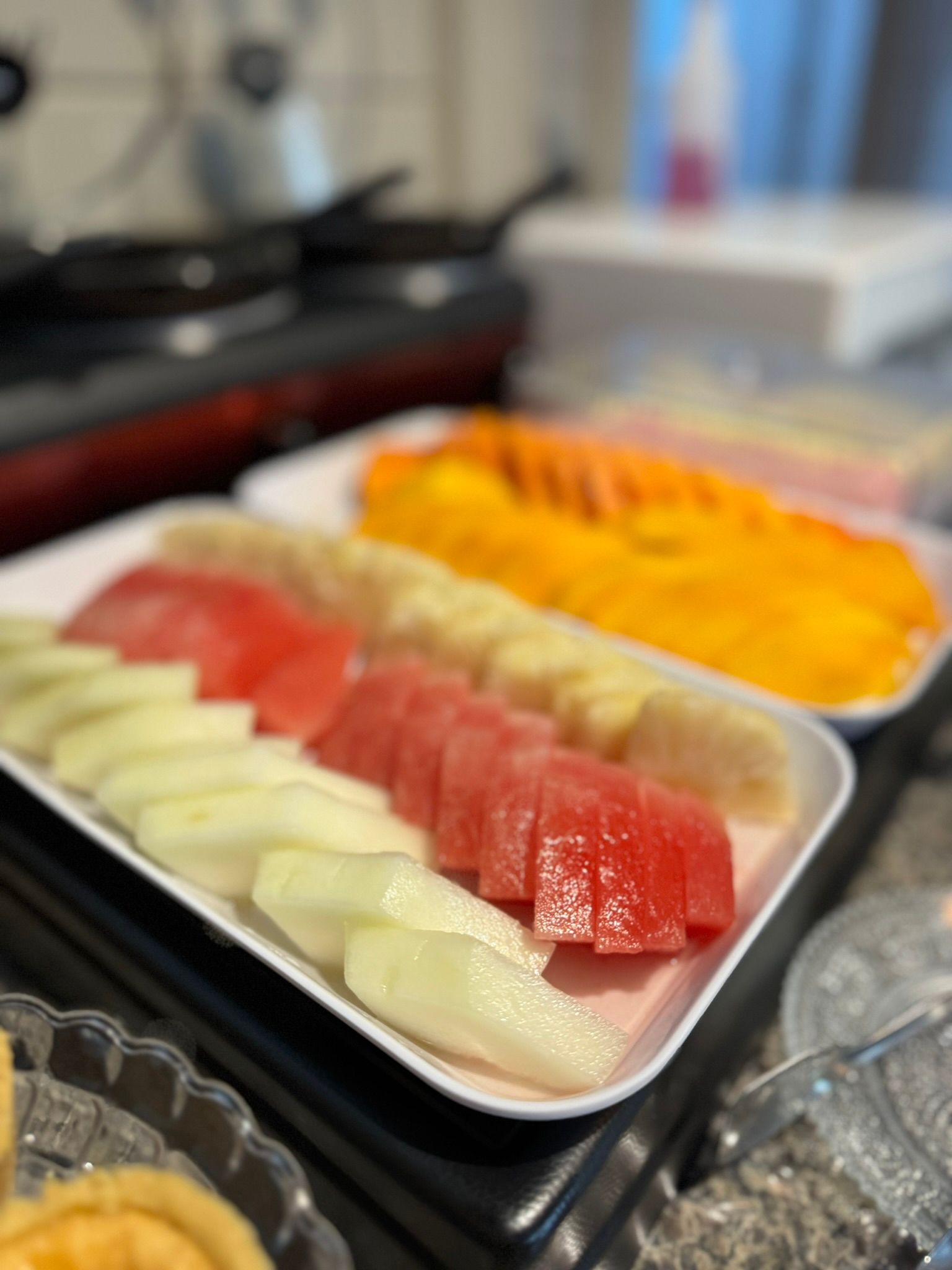 Um close de uma bandeja de frutas sobre uma mesa