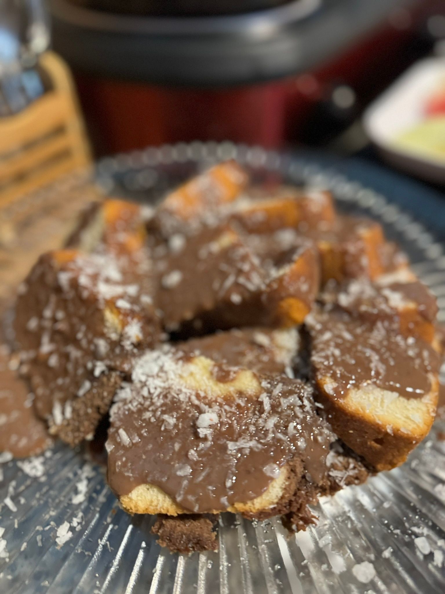Um close de um pedaço de bolo de chocolate em um prato.