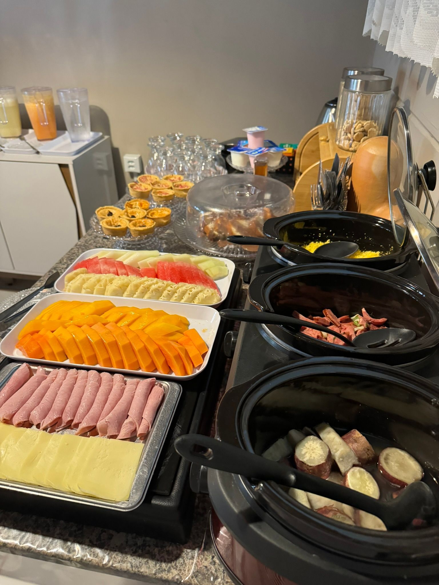 Há muitos tipos diferentes de comida na mesa.