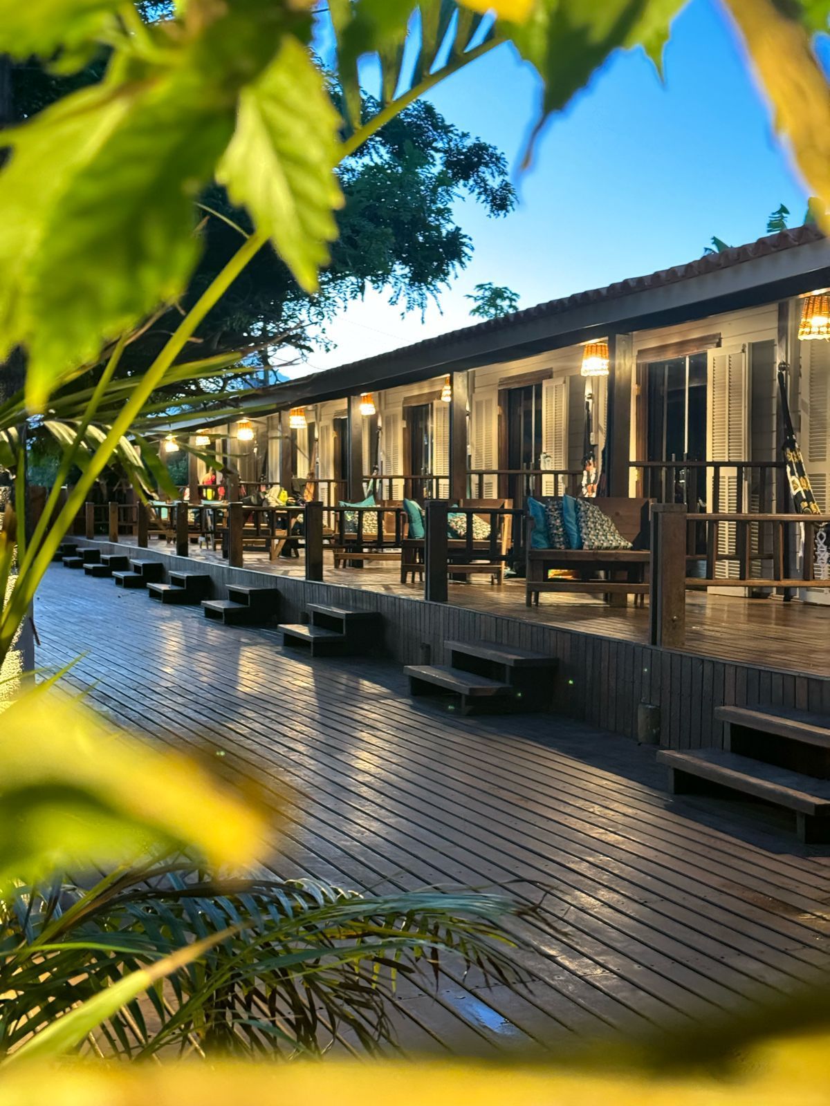Uma fileira de casas com um deck de madeira e escadas na frente delas.