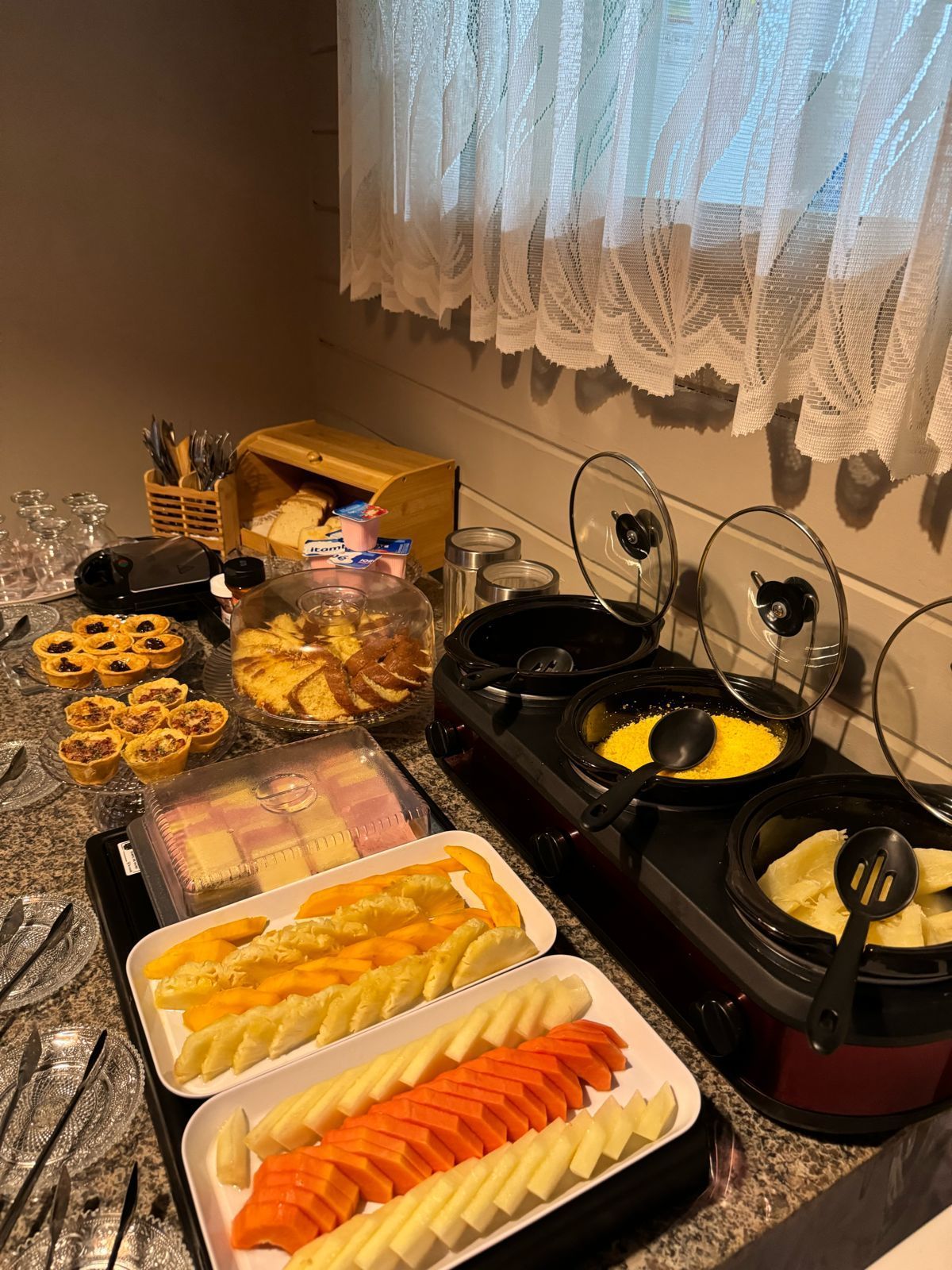 Um balcão de cozinha cheio de pratos e potes de comida.