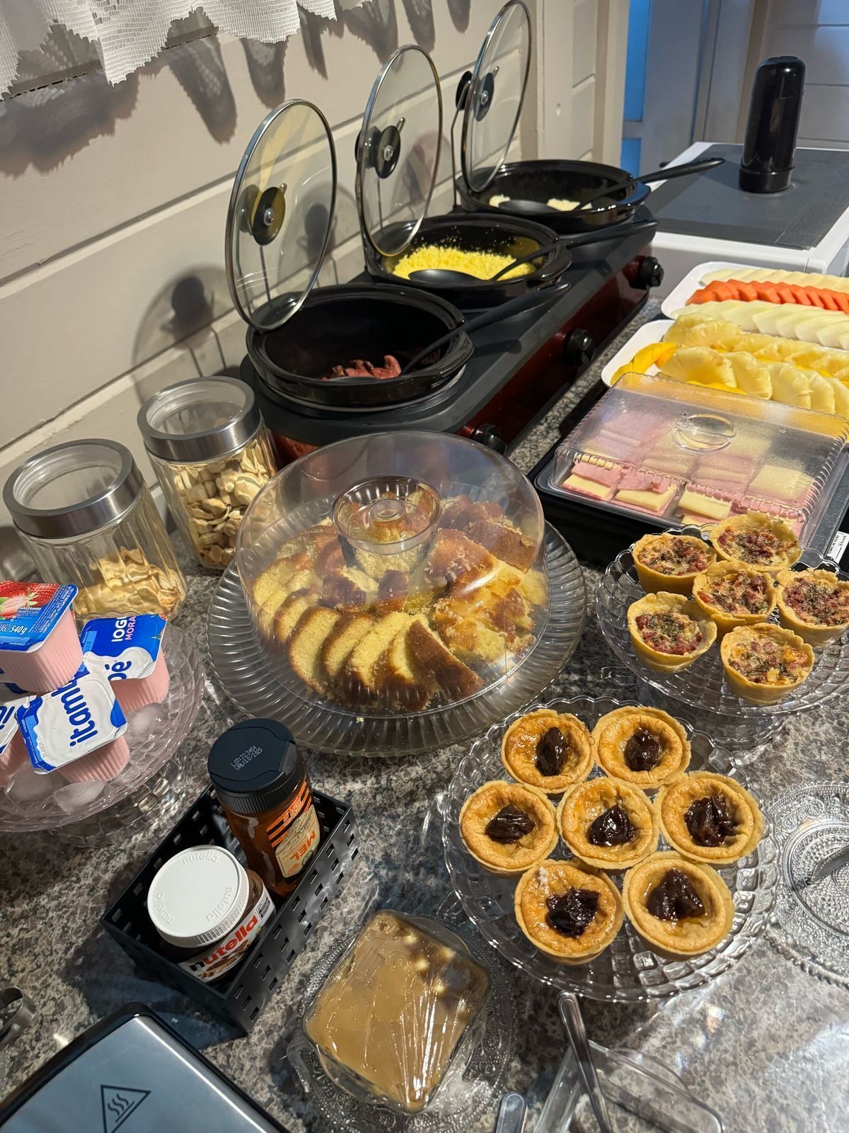 Uma mesa de bufê com uma variedade de comidas.