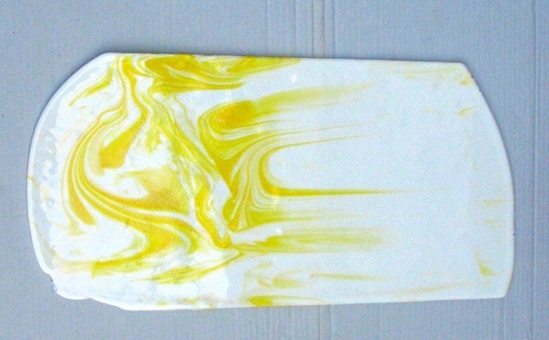 piastra con sfumature in giallo