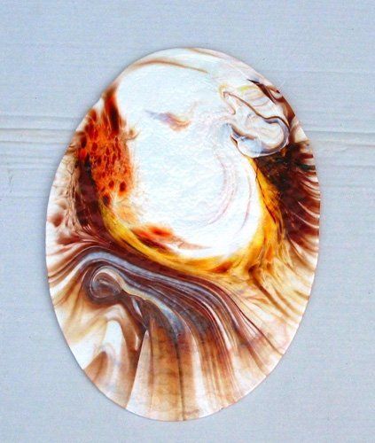 piastra circolare con sfumature in rosso e marrone