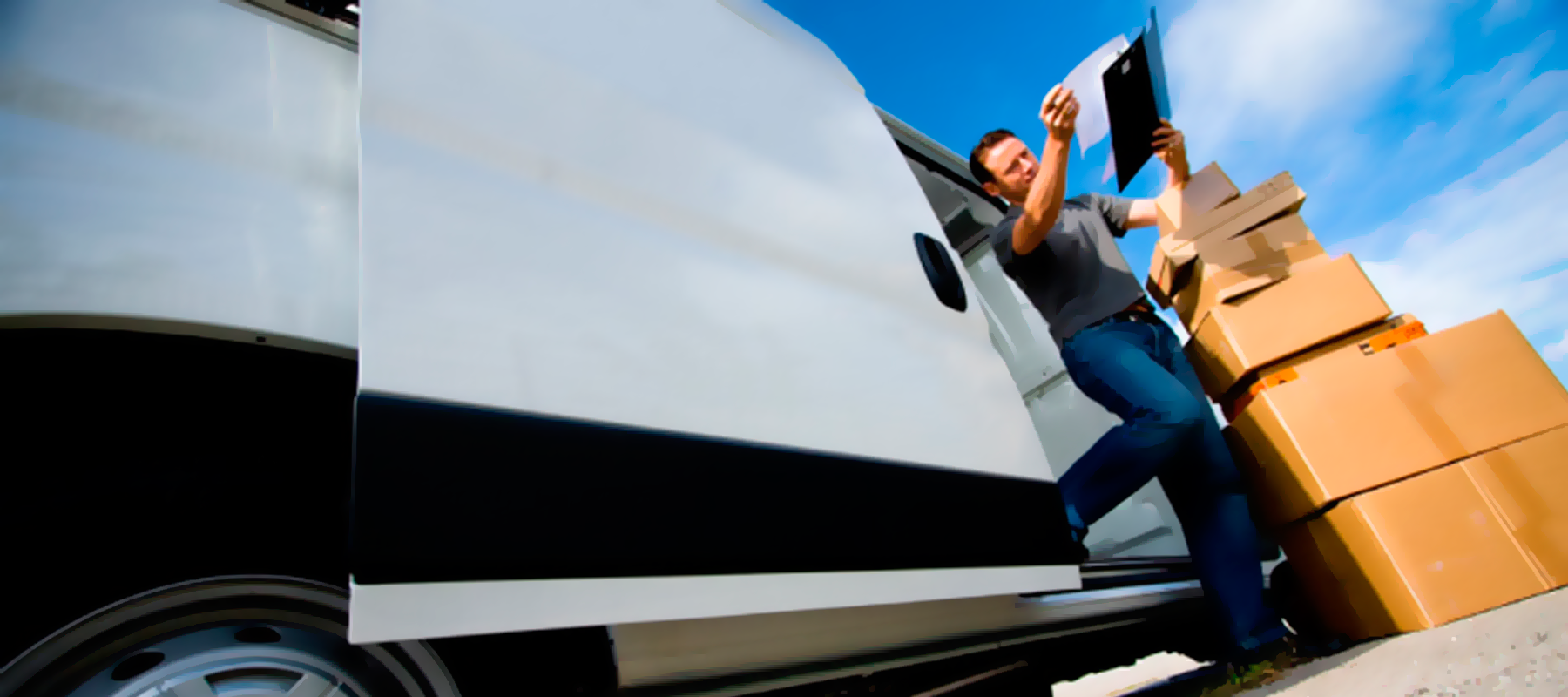 National Cargo Express Cía. Ltda. - Hombre saliendo de camión de carga