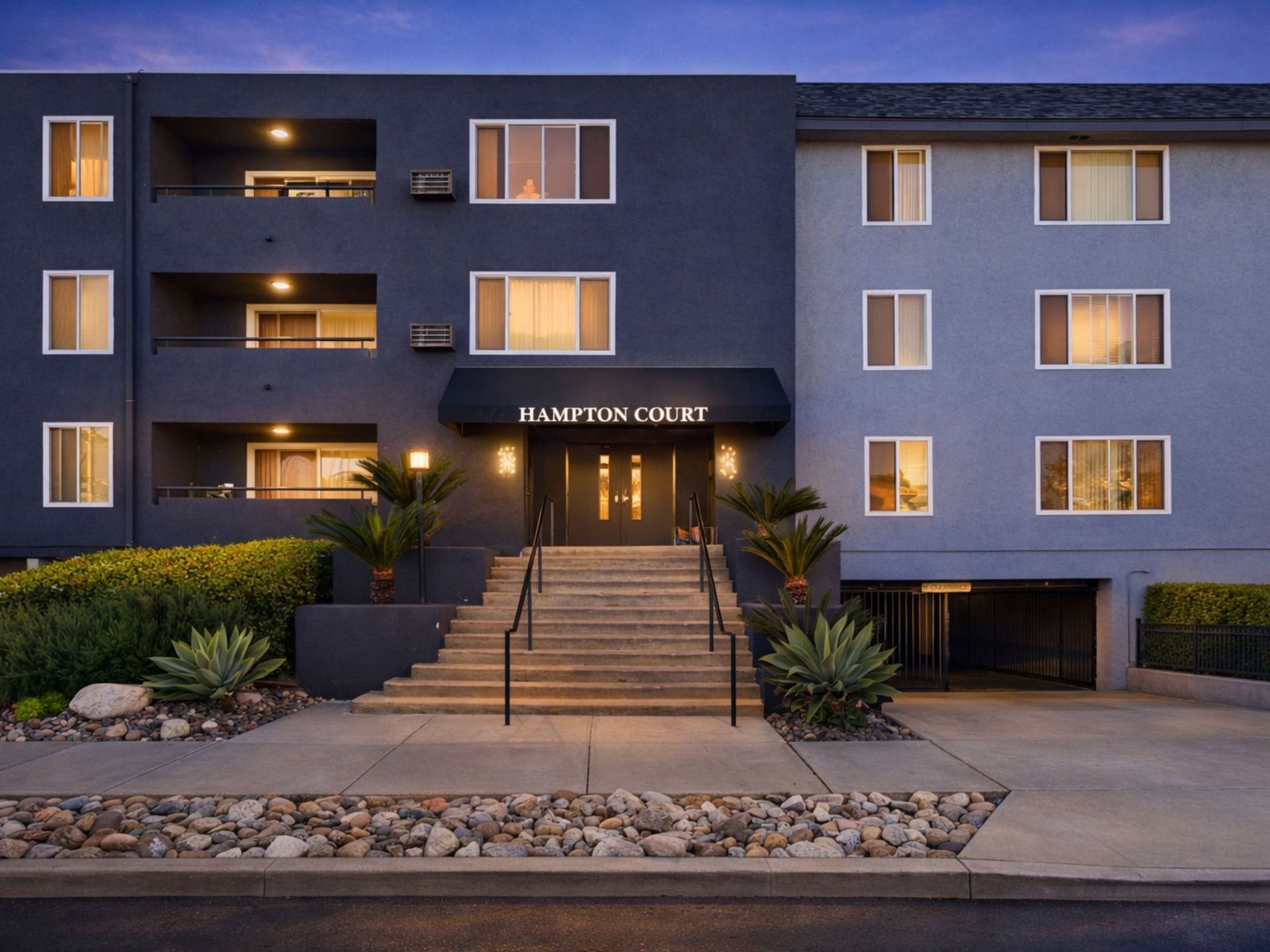 Hampton Court Exterior Photo