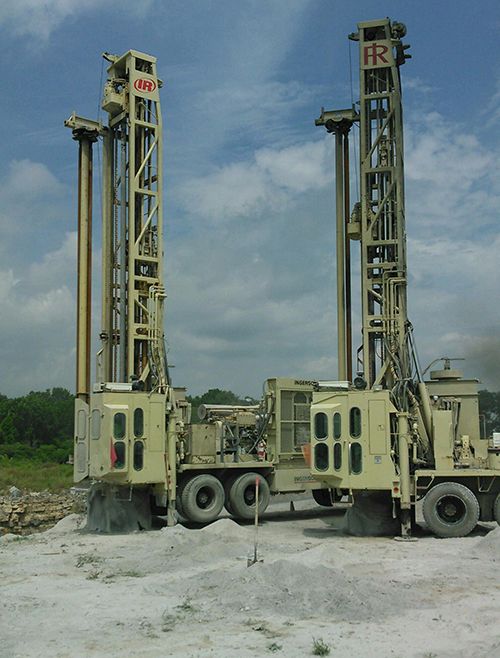 two rigs with the letter r on them