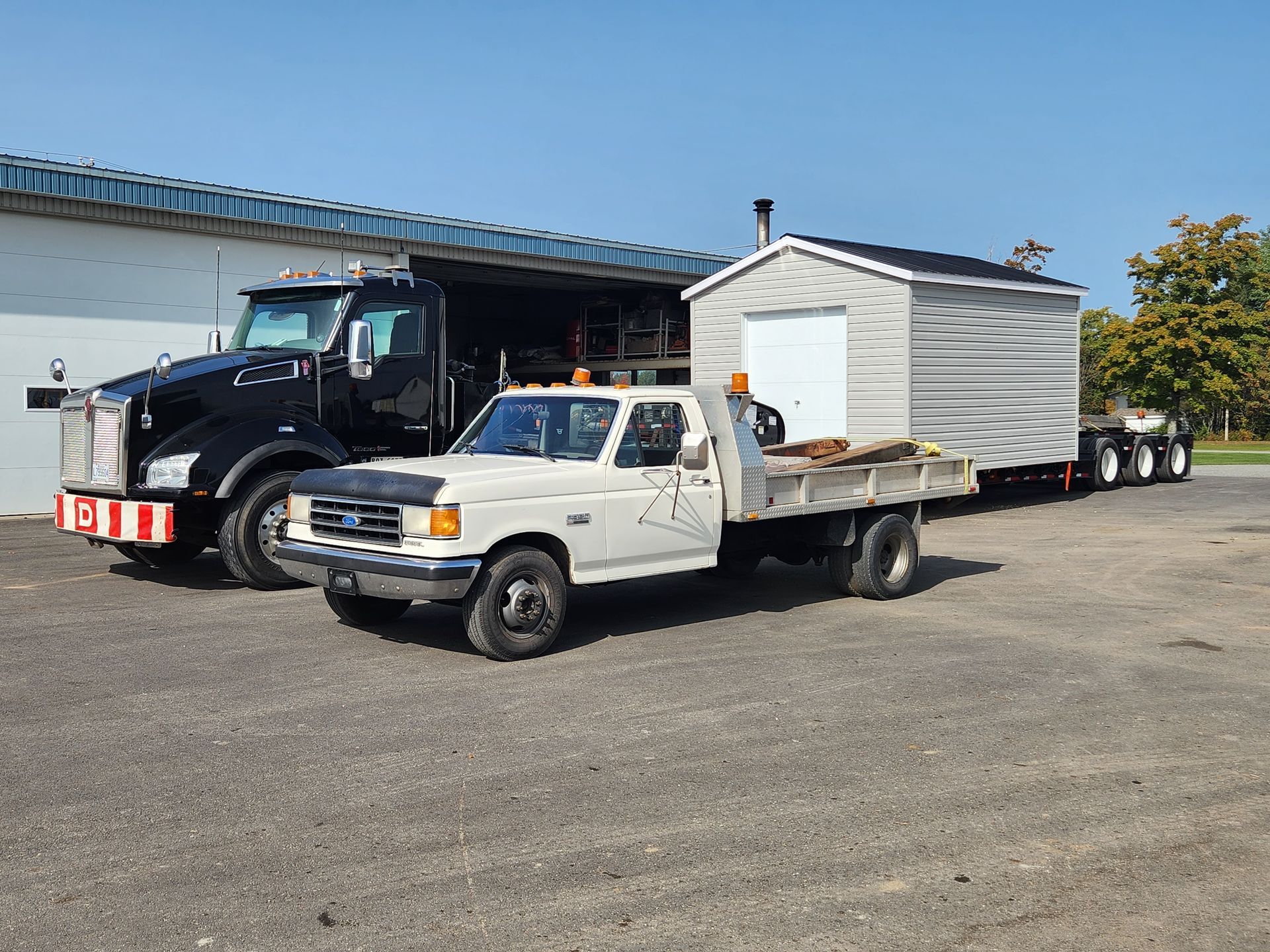 Deux camions sont garés l'un à côté de l'autre sur un parking.