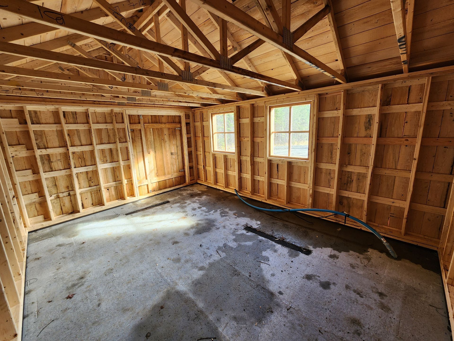 Une pièce vide avec des murs en bois et un sol en béton