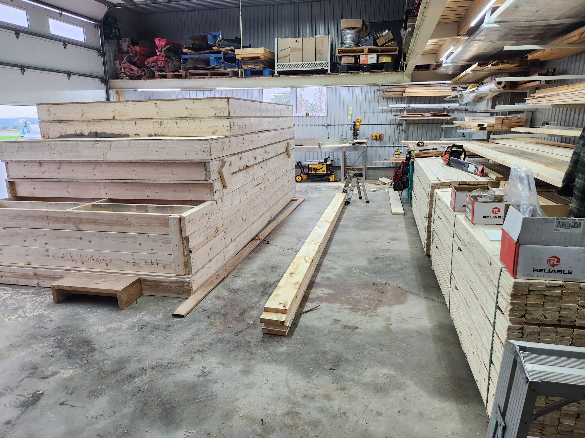 Un entrepôt rempli de nombreuses caisses et étagères en bois.