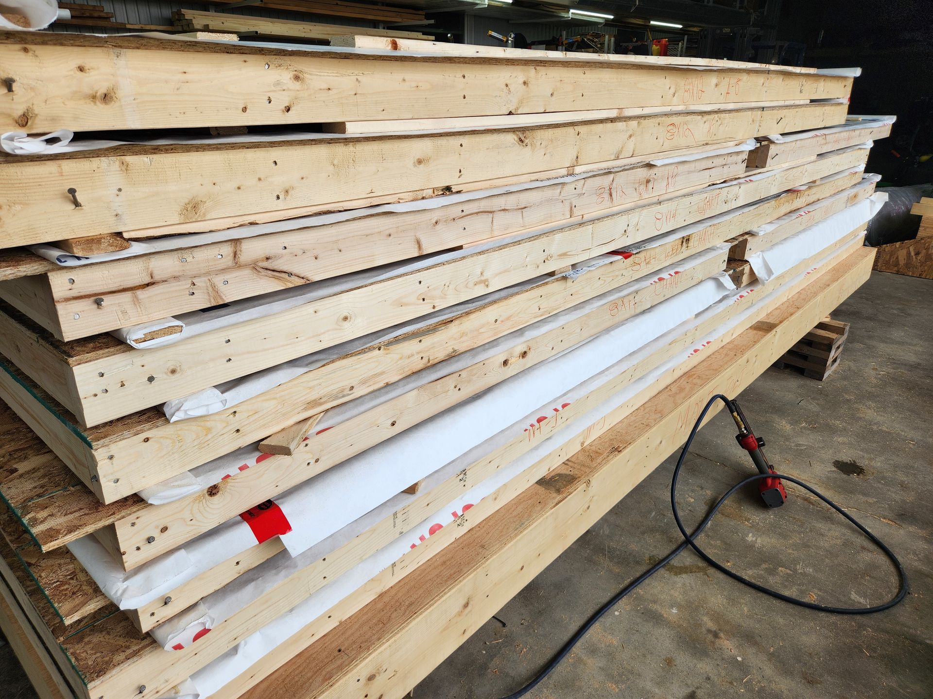 Une pile de palettes en bois posées les unes sur les autres.