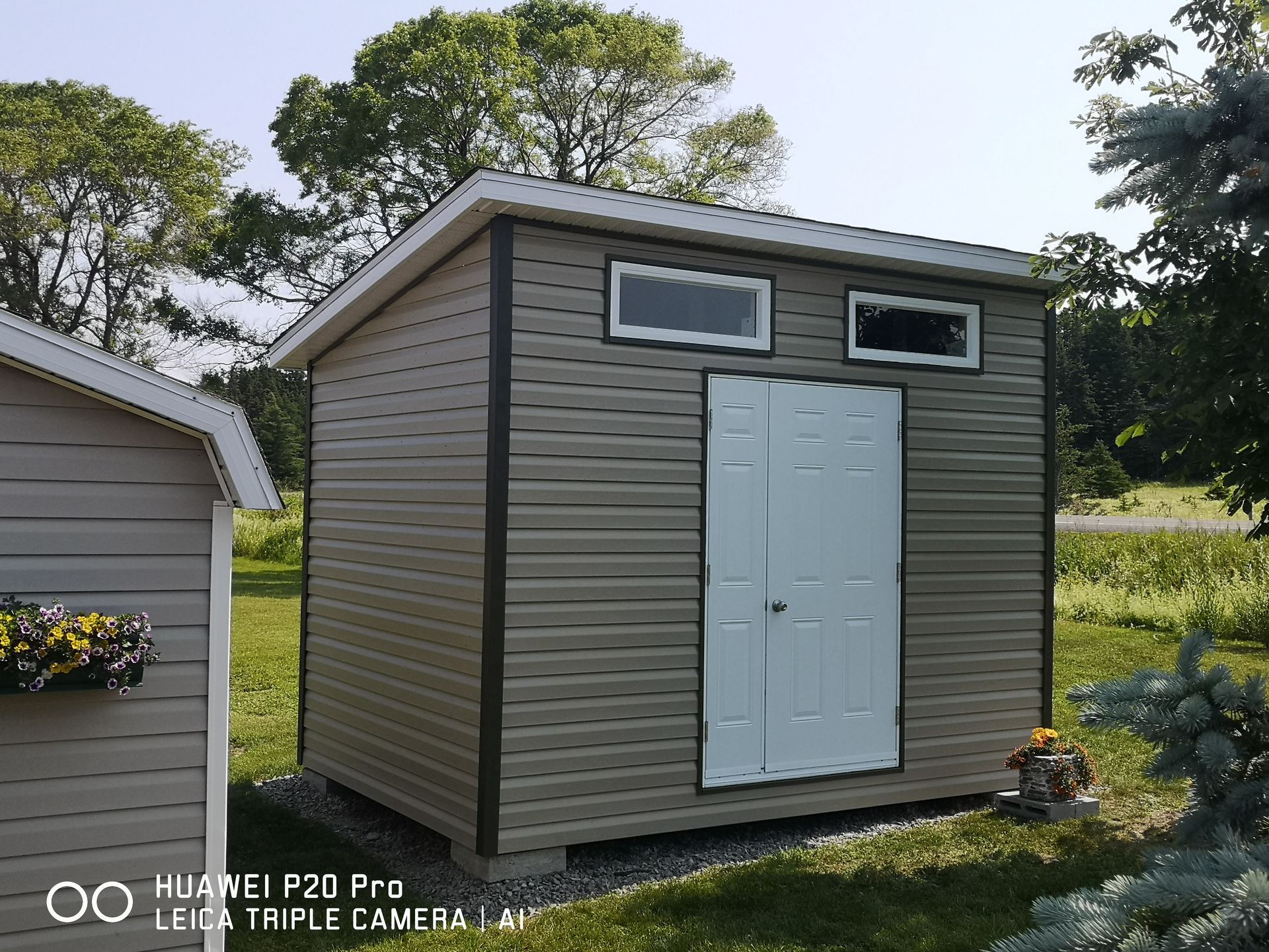 Une photo d'un hangar prise avec un Huawei F20 Pro