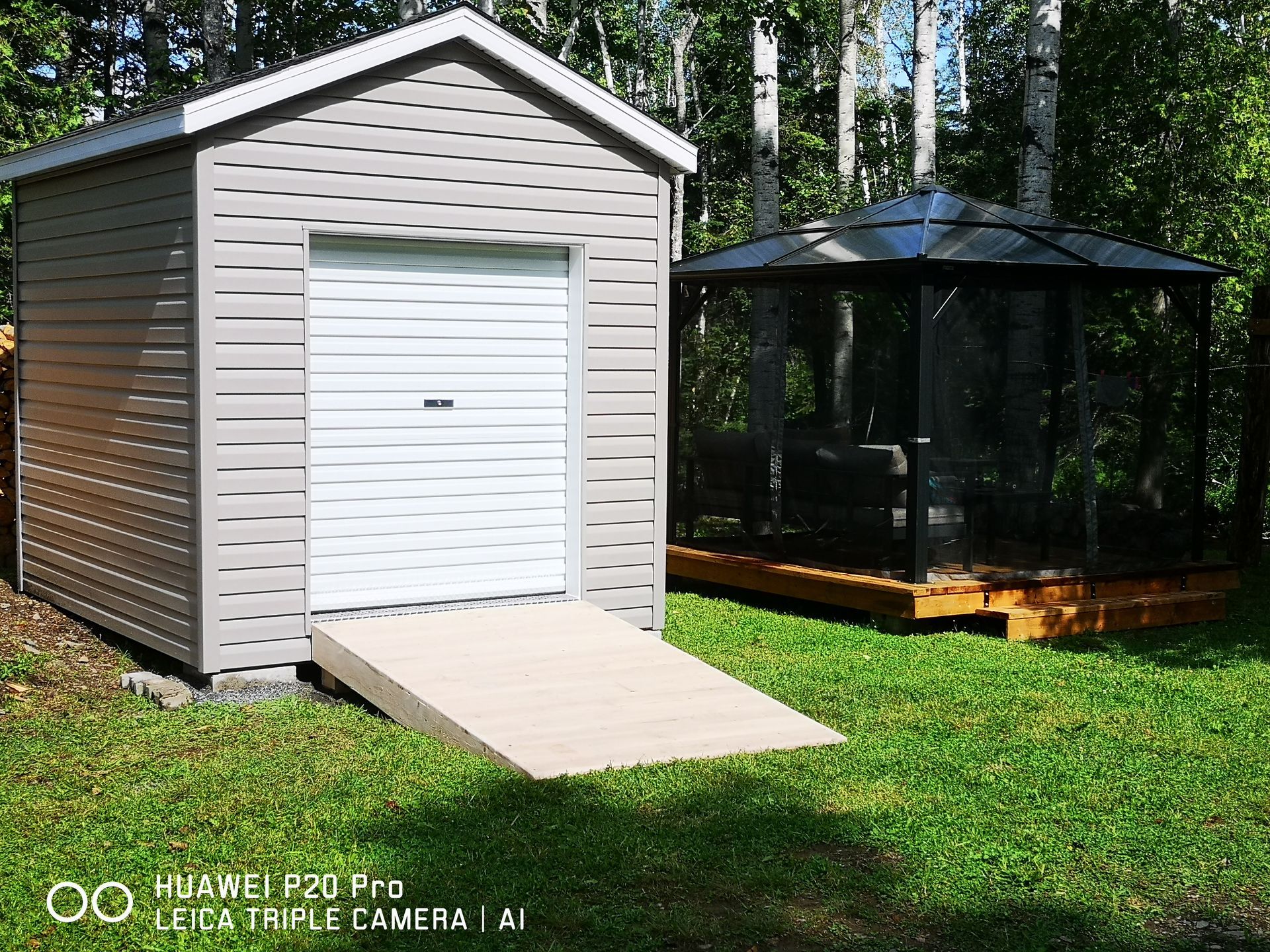 Un hangar avec une rampe et un belvédère en arrière-plan.