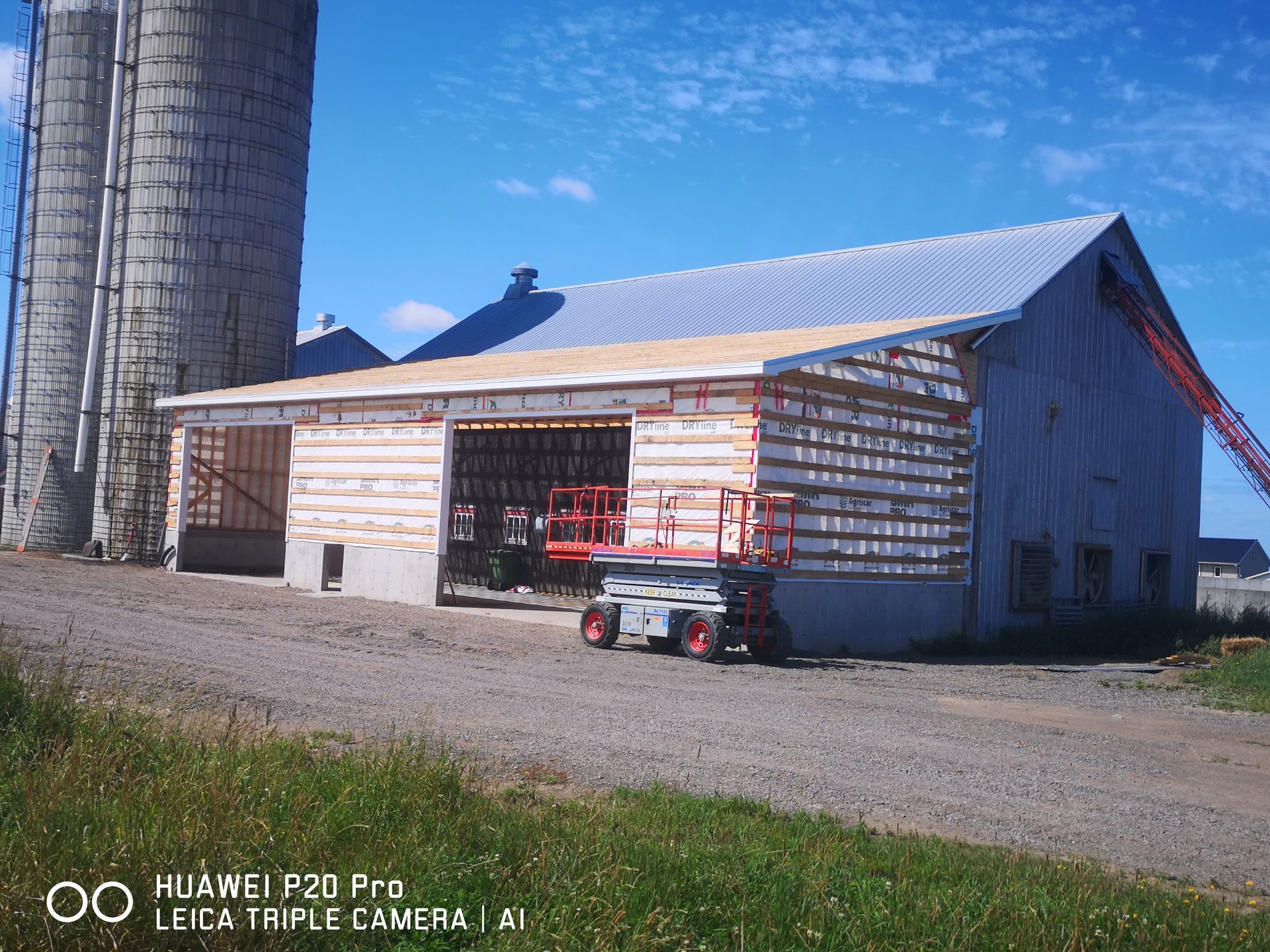 Un appareil photo triple Leica du Huawei F20 Pro a pris une photo d'une grange en construction.