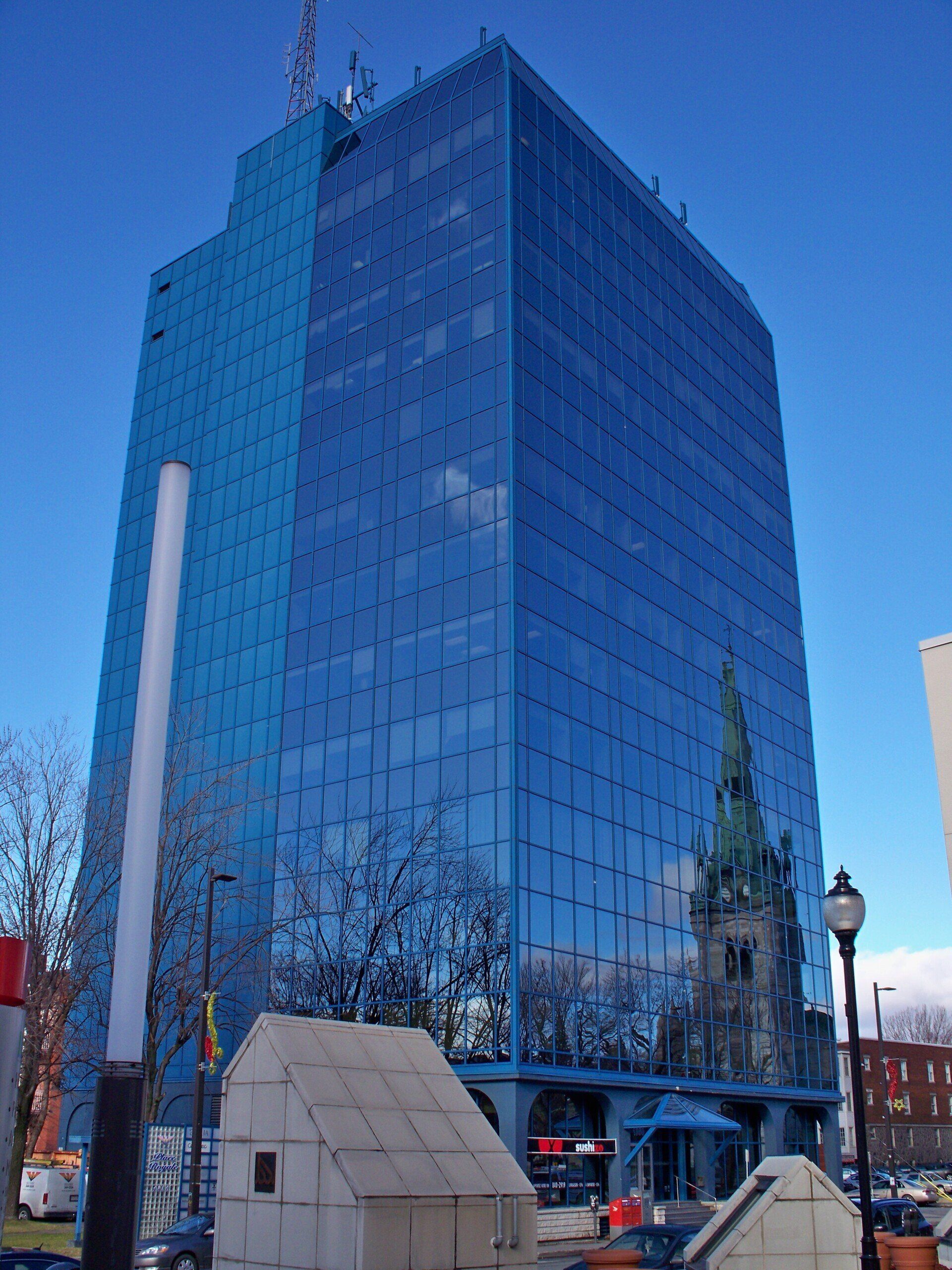 Un très grand bâtiment avec un ciel bleu en arrière-plan