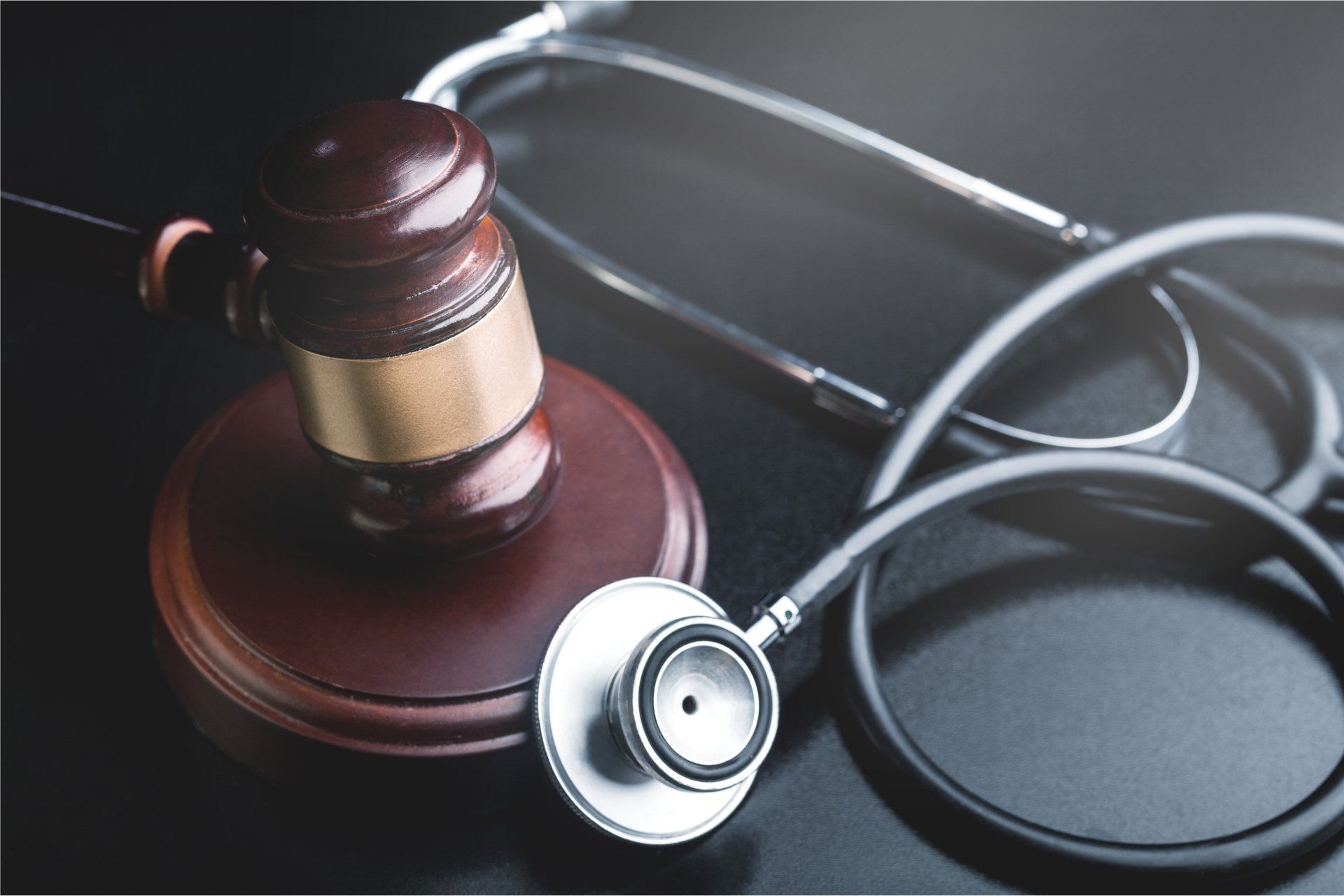 Le marteau et le stéthoscope d un juge sont sur une table noire.