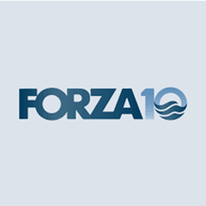 Logo FORZA10 in blu scuro su sfondo azzurro, con simbolo delle onde.