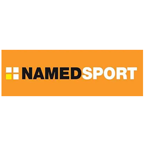 Logo per NAMEDSPORT: testo nero su sfondo bianco all'interno di un rettangolo arancione; quadrato giallo e bianco nell'angolo in alto a sinistra.