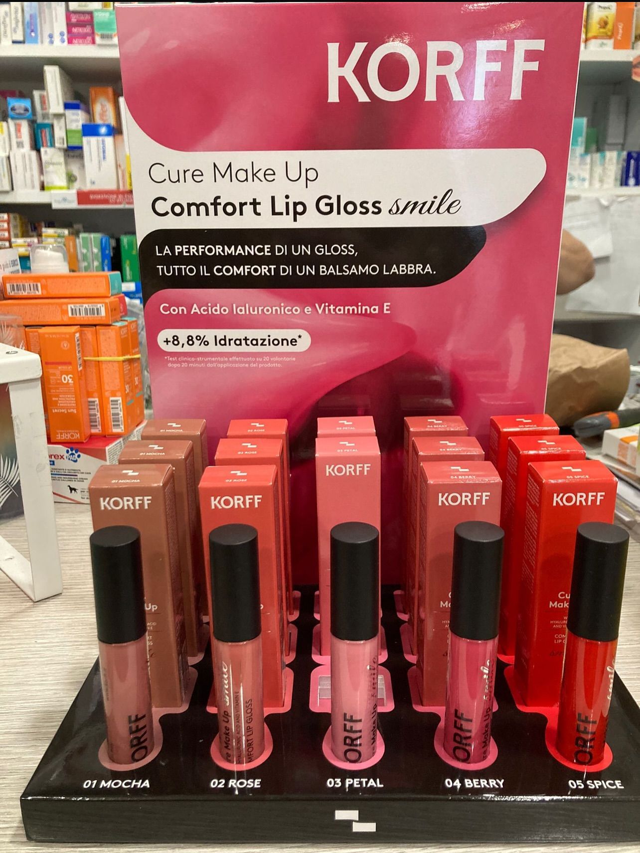 Esposizione di lucidalabbra Korff in varie tonalità.