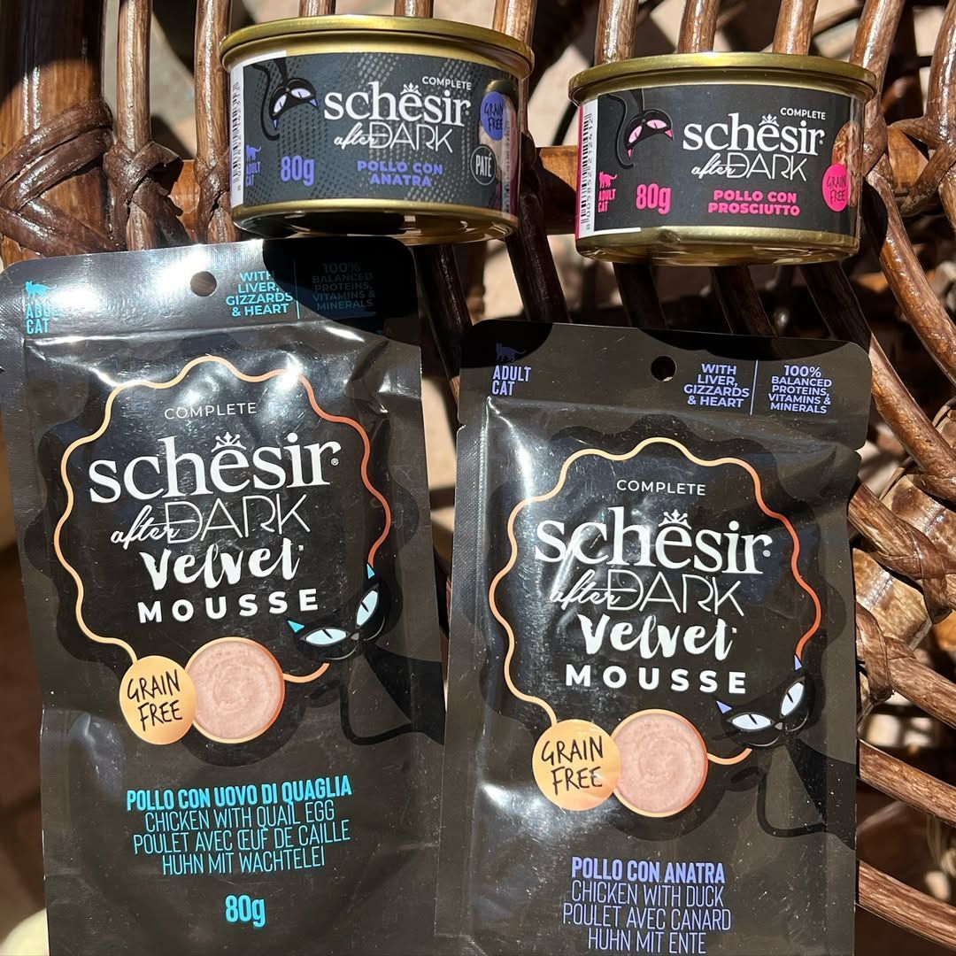 Due lattine di cibo per gatti e due buste di cibo per gatti Scheisr.