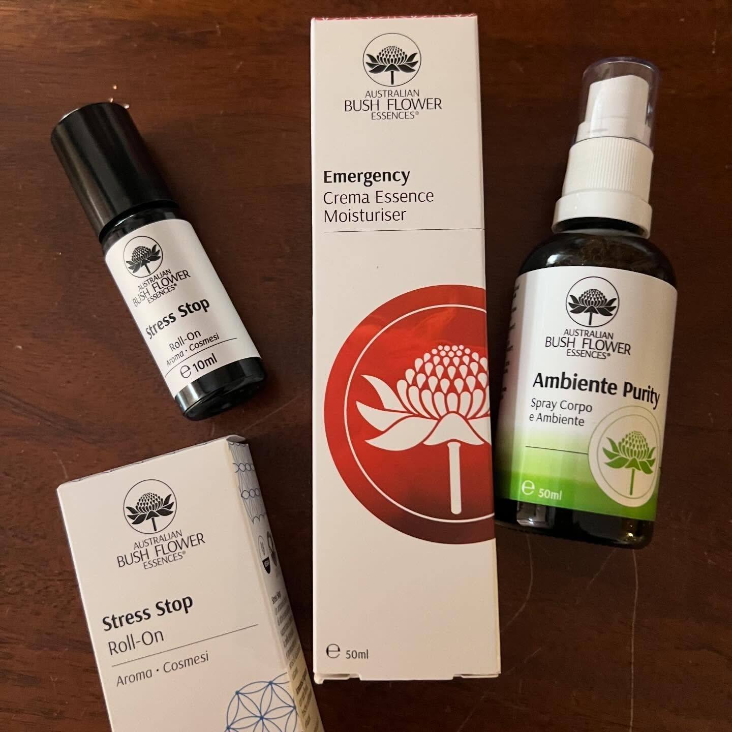 Quattro prodotti Australian Bush Flower Therapy su legno: olio Stress Stop, scatola, crema idratante di emergenza e spray Ambiente.