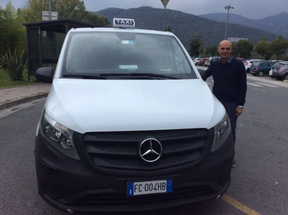 vista frontal del monovolumen