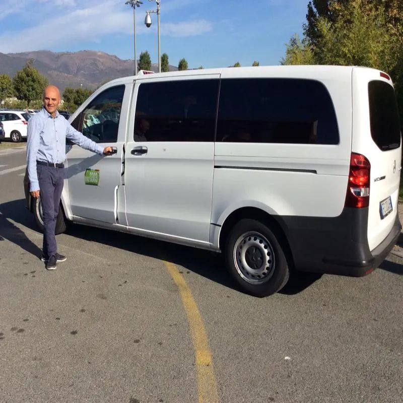conductor fuera del coche