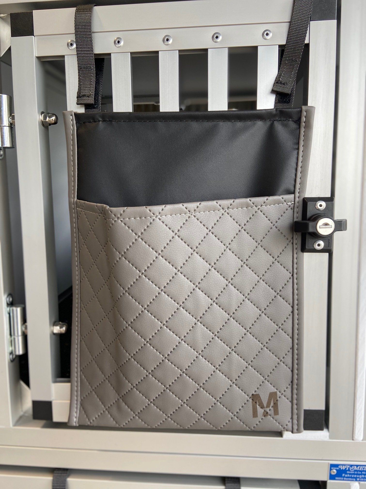 Ett koppelfack i grått som är fäst på en enkelbur.