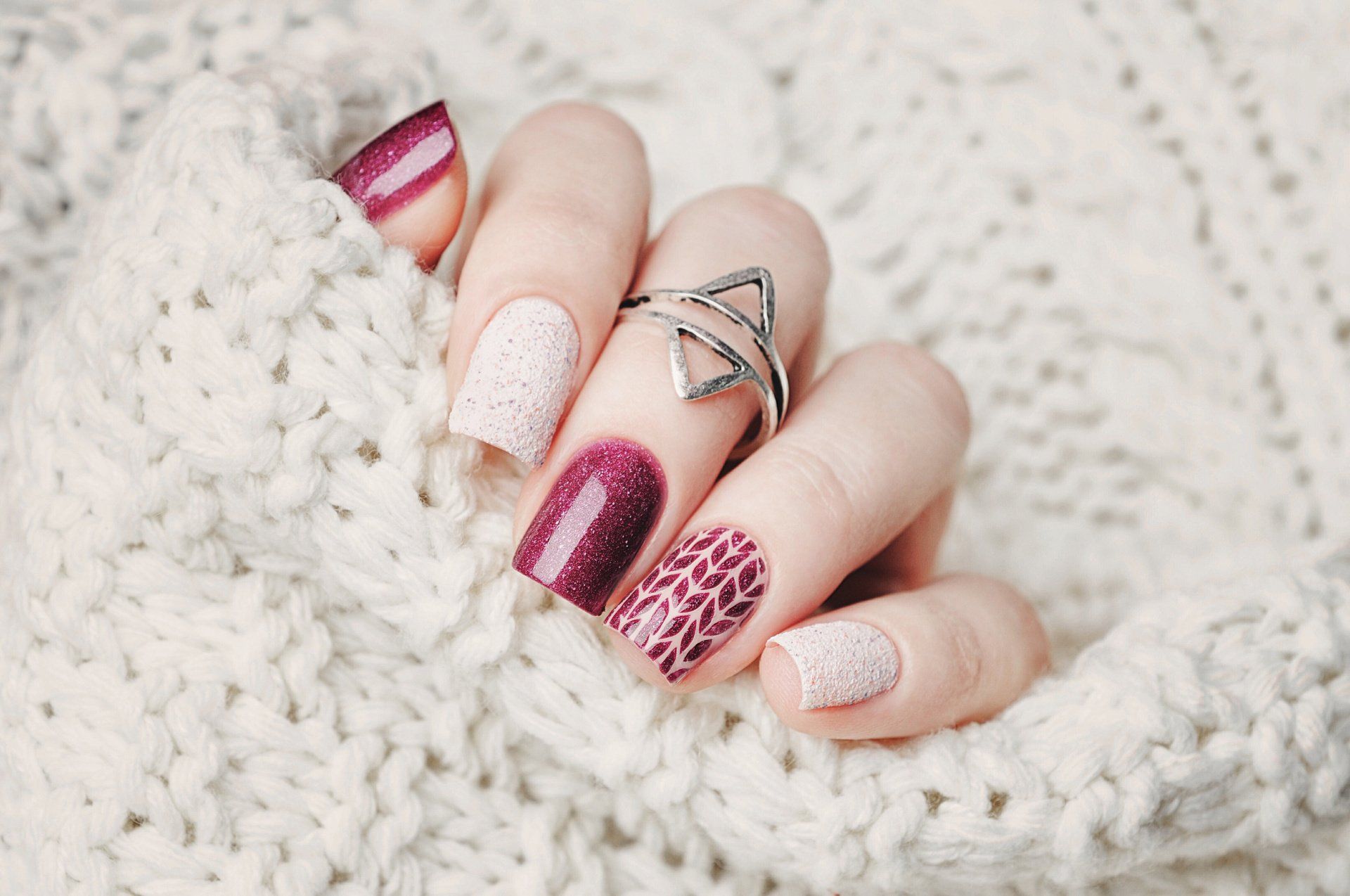 Nageldesign in Rot und weiß