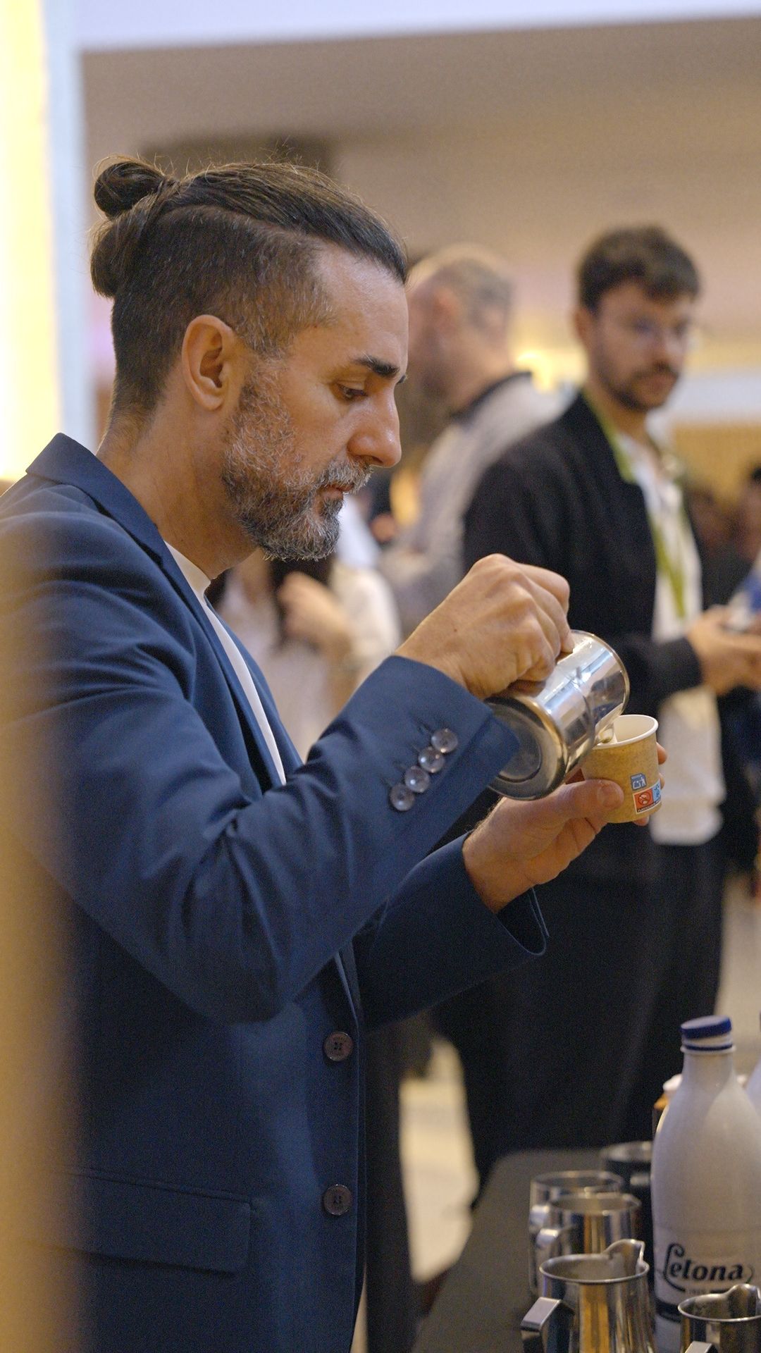 Barista creando latte art